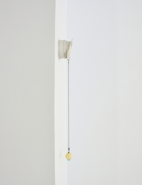 「打包貯藏，物件的流通—龔寶稜2020創作計畫」作品：《塞子Stopper》，珠鏈、塑膠、不鏽鋼、鋁箔膠帶，71×12×8 cm，2021